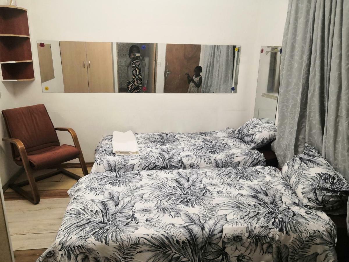 Leone Paris Lägenhet Windhoek Exteriör bild